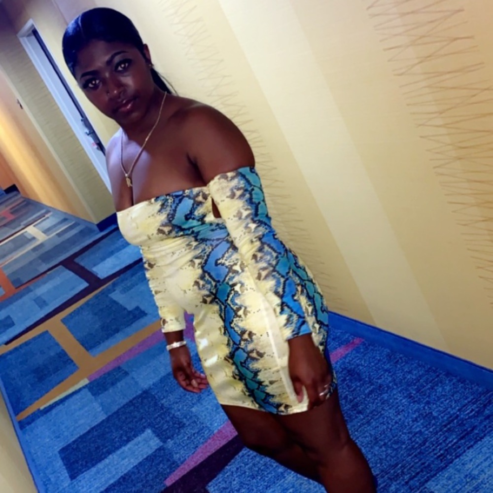 Body con snake print dress.